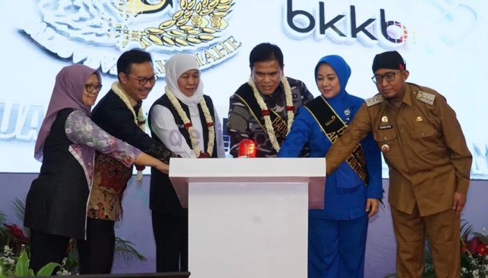 KASAL Laksamana Muhammad Ali, Kepala BKKBN Hasto Wardoyo, Gubernur Jatim Khofidah Indar Parawansa dan Bupati Sumenep Achmad Fauzi melaunching Program Keluarga Keren Bebas Stunting.