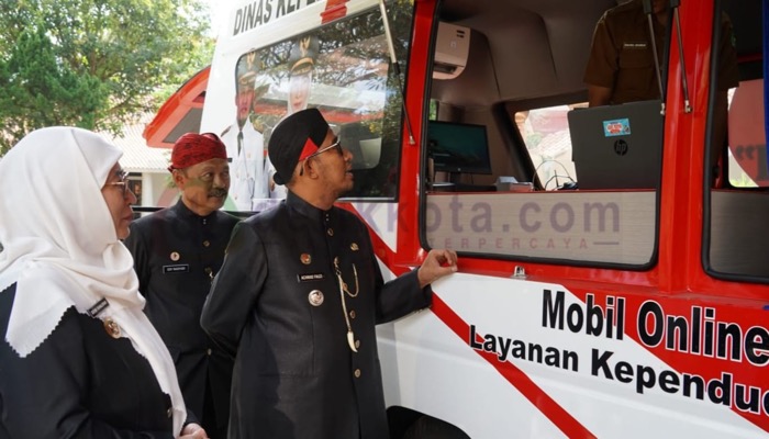 Bupati Sumenep, H. Achmad Fauzi Wongsojudo didampingi Wabup dan Sekdakab meninjau pelayanan administrasi kependudukan di Mobile Online.