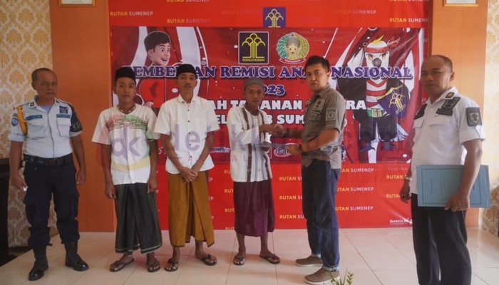 Kasubsi Pelayanan Tahanan Rutan Sumenep, Teguh Doni menyerahkan petikan SK remisi Hari Anak Nasional kepada 3 WBP di Aula Baharudin Saharjo Rutan setempat.