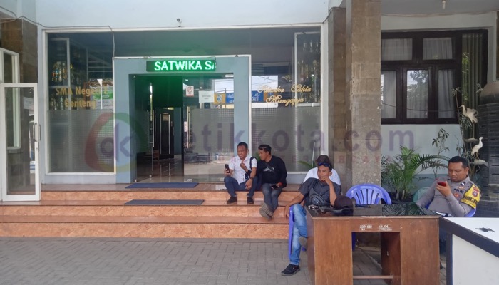 Sejumlah wartawan keleleran di depan pintu SMAN I Genteng, Banyuwangi saat hendak menemui kepala sekolah.