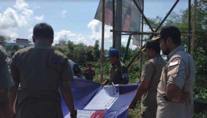 Petugas Satpol PP Kabupaten Sumenep menertibkan alat peraga kampanye (APK) pada Pemilu lalu.