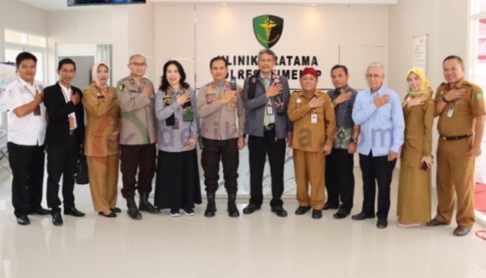 Kapolres Sumenep, AKBP Edo Satya Kentriko foto bersama dengan tim survei akreditasi klinik dari Lembaga Lipa Mitra Nusantara Mabes Polri.