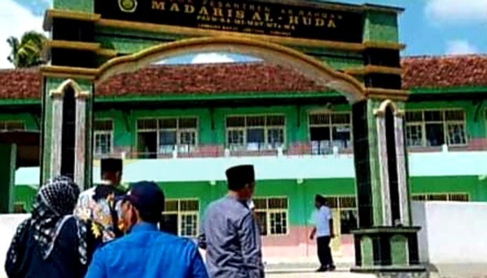 Tim verifikasi KPU Sumenep sedang mengunjungi sekolah untuk melakukan verlap berbas bacaleg.