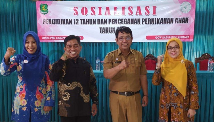 Nara sumber acara Sosialisasi Pendidikan 12 Tahun dan Pencegahan Pernikahan Anak foto bersama.