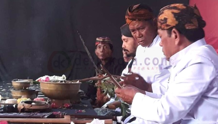 Proses penjamasan keris dan Pusaka Keraton Sumenep.