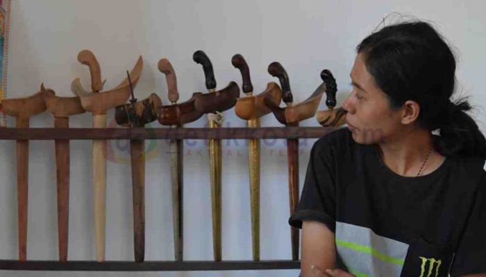 Mpu keris asal Desa Aeng Tong-tong, Kecamatan Saronggi, Ika Arista.