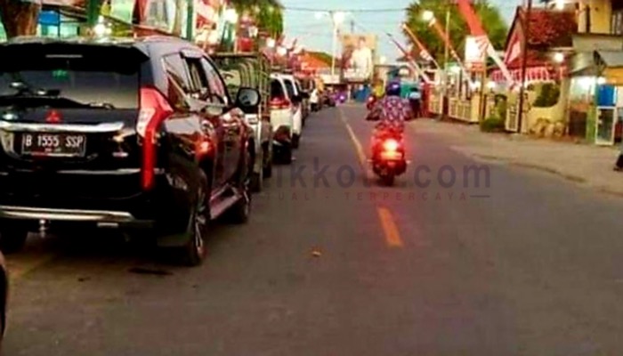 Sejumlah kendaraan antri panjang untuk bisa menyeberang melalui kapal tongkang di pelabuhan penyeberangan Kalianget-Talango.