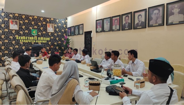Aktivis Fakta Foundation melakukan audiensi dengan Sekretaris Daerah Kabupaten (Sekdakab) Sumenep, Edy Rasyadi.