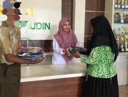 SMKN Ihya’ Ulumudin Beri Seragam Gratis Bagi Siswa Tidak Mampu