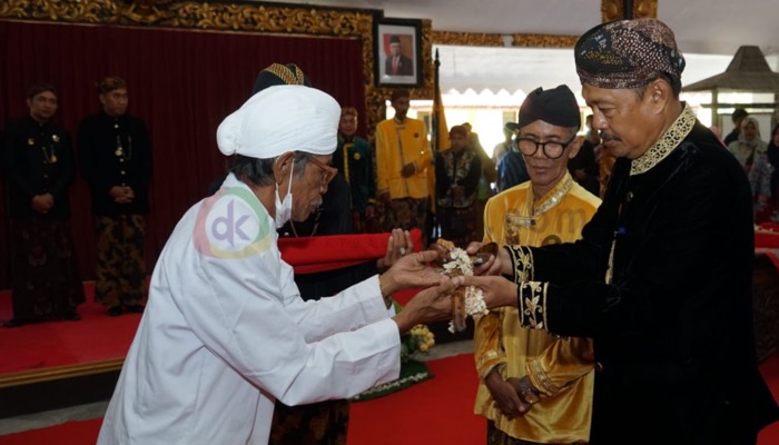 Sesepuh Empu Desa Aeng Tong-tong menyerahkan Pusaka Keraton kepada Sekdakab Sumenep, Edy Rasyadi di Pendepo Keraton setempat.