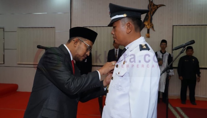 Bupati Sumenep, H. Achmad Fauzi Wongsojudo menyematkan pin usai melantik PAW Kades Giring, Asrol Udi.