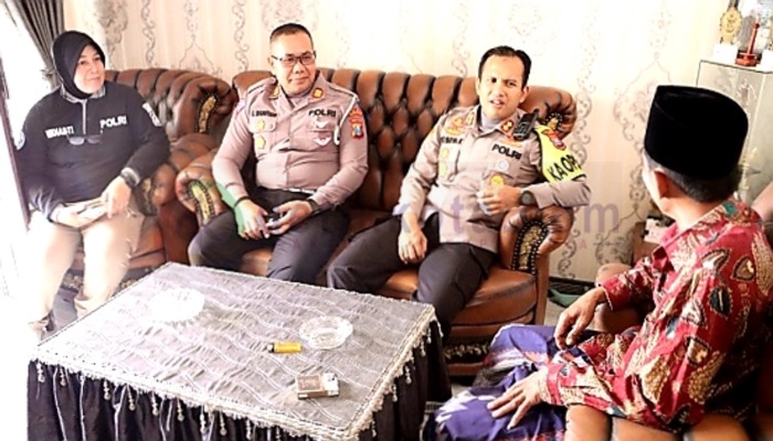 Kapolres Sumenep, AKBP Edo Satya Kentriko didamping Kasat Lantas dan Kasi Humas di rumah H. Jarot, Desa Padike, Kec. Talango.