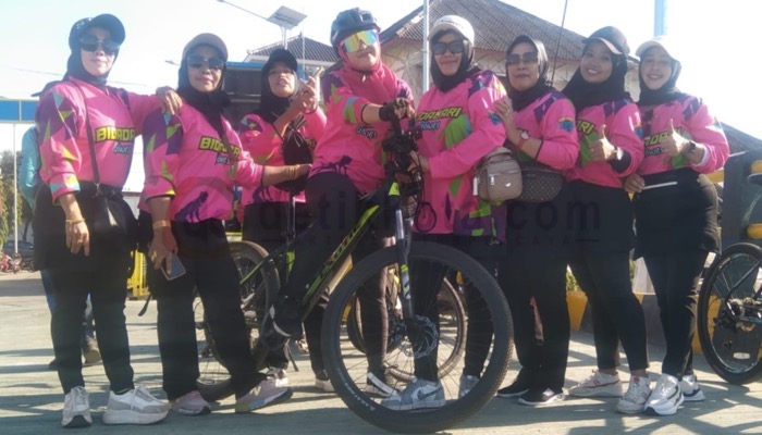 Komunitas Bidadari Gowes siap mengikuti kegiatan Oxygen Sunmori Funbike 2023 di Pulau Gili Iyang, Kecamatan Dungkek.