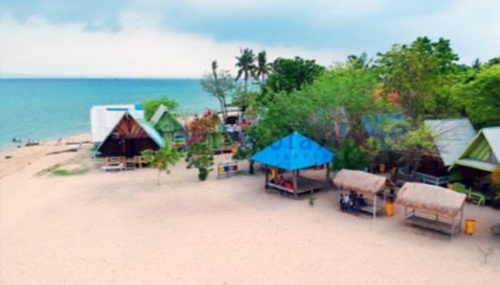 Wisata Pantai Sembilan di Desa Bringsang, Pulau/Kecamatan Giligenting, Kabupaten Sumenep.
