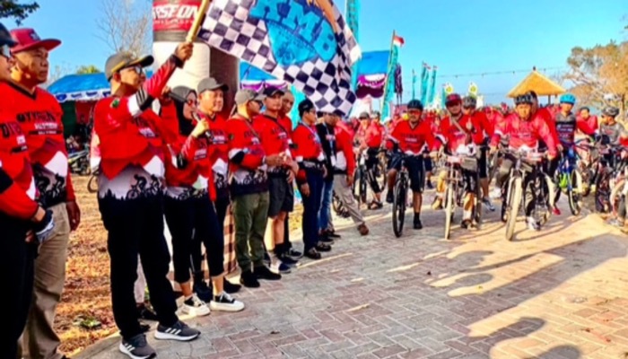 Bupati Sumenep, H. Achmad Fauzi Wongsojudo didampingi Forkopimda melepas peserta Oxygen Sunmuri Funbike 2023 di Pulau Gili Iyang, Kecamatan Dungkek.