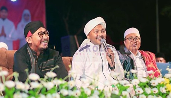Bupati Sumenep, H. Achmad Fauzi Wongsojudo (kiri) bersama Gu Khoiron Zaini (tengah) pada acara Sumenep Bershalawat di sisi timur Taman Bunga.