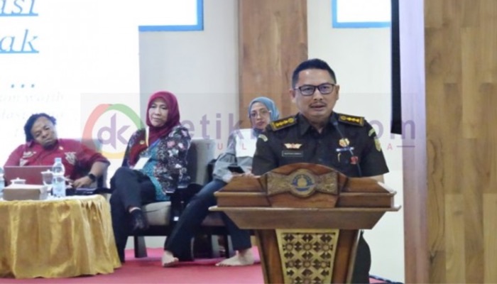 Aspidum Kejaksaan Tinggi Provinsi Jatim, Agus Sunaryo saat mengisi Seminar Nasional Temu Inklusi Nasional ke-5 di Ponpes Salafiyah Safi'yah Sukorejo.