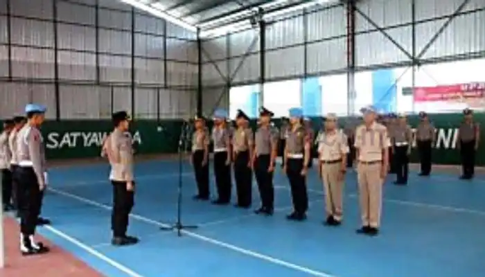 Kapolres Sumenep, AKBP Edo Satya Kentriko memimpin upacara kenaikan pangkat di Lapangan Pesat Gatra Mapolres setempat.