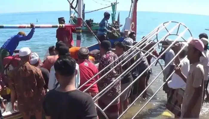 Proses pemulangan jenazah korban tenggelam KLM Putri Kuning dari Pulau Gili Raja Sumenep ke Situbondo.