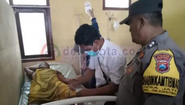 Penumpang KLM Putri Kuning yang selamat dalam kecelakaan laut mendapat perawatan.