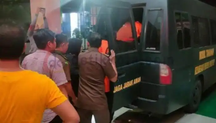 Tiga tersangka kasus dugaan korupsi gedung Dinkes P2KB Sumenep digiring ke mobil tahanan menuju Rutan Kelas IIB Sumenep.