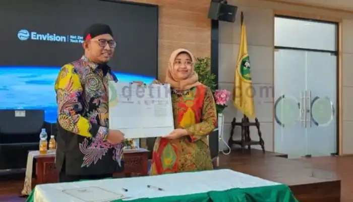 Bupati Sumenep Achmad Fauzi dan Kepala Divisi Operasional Bisnis PJI I Inni Dian Rohani saat penandatanganan MoU Kerja sama bisnis AMDK.