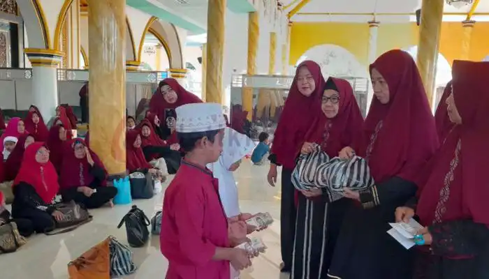 Pengurus Majelis Dzikir Muslimat (MDM) Masjid Jamik Sumenep menyerahkan santunan kepada anak yatim.
