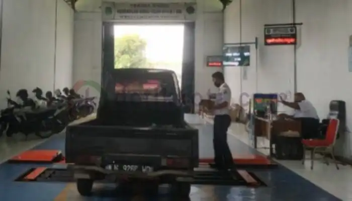 Proses uji KIR di UPT Pengujian Kendaraan Bermotor (PKB), Kecamatan Batuan, Kabupaten Sumenep.
