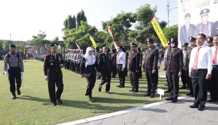 Wakil Bupati Sumenep, Hj. Dewi Khalifah didampingi Kapolres AKBP Edo Satya Kentriko memeriksa pasukan Upacara HUT Ke-77 Bhayangkara di halaman Pemkab. Sumenep.