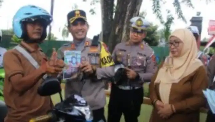 Kapolres Sumenep, AKBP Edo Satya Kentriko didampingi Kasat Lantas dan Wabup Sumenep memberikan helm kepada pengendara yang patuh lalu lintas.