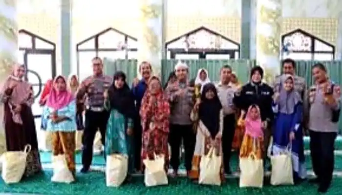 Kapolres Sumenep, AKBP Edo Satya Kentriko foto bersama penerima santunan usai acara Jumat Curhat di Masjid Baitul Amal, Desa/Kecamatan Talango.