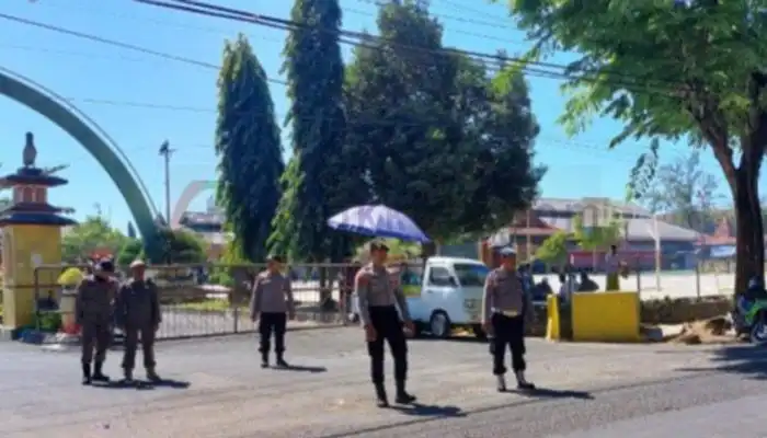 Personel Polres Sumenep siaga mengamankan kedatangan jemaah haji kloter 36 di GOR A. Yani, Panglegur, Sumenep.