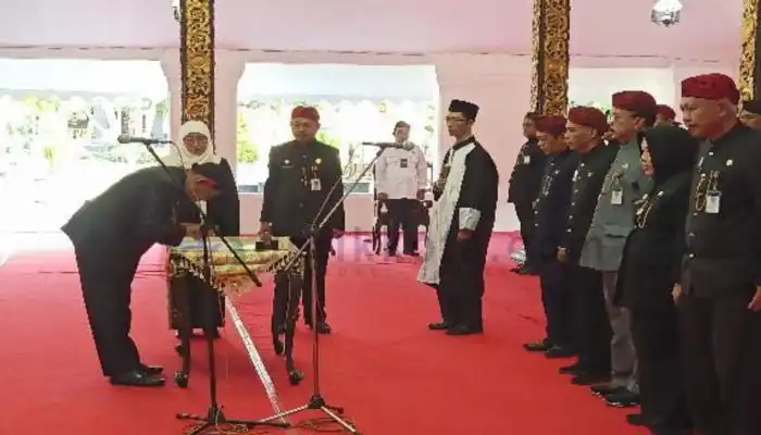 Bupati Sumenep, H. Achmad Fauzi Wongsoyudo pada acara Pelantikan dan Pengambilan Sumpah/Janji Pejabat Pimpinan Tinggi Pratama di Pendopo Keraton setempat.