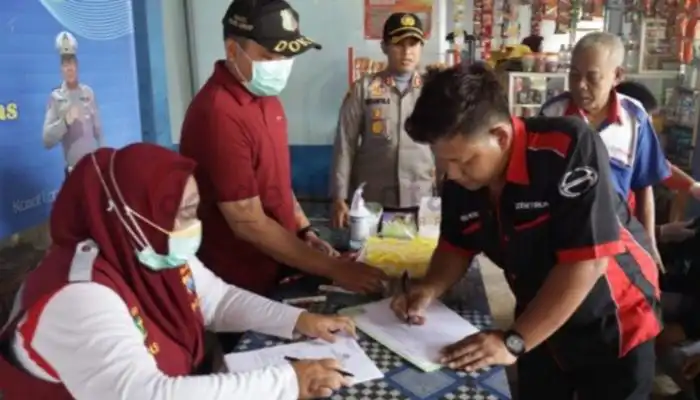 Proses test urine bagi sopir bus AKDP dan AKAP di terminal Arya Wiraraja Sumenep.