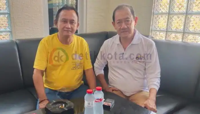 Ketua Umum Persatuan Olahraga Billiard Seluruh Indonesia (POBSI) Jawa Timur, Pujo Asmarahadi (kaos kuning) dan Ketua POBSI Sumenep, Robin Budiyanto.