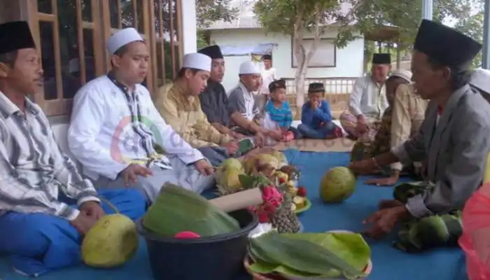 Warga di Kecamatan Bluto pada acara selamatan rokat pakarangan.