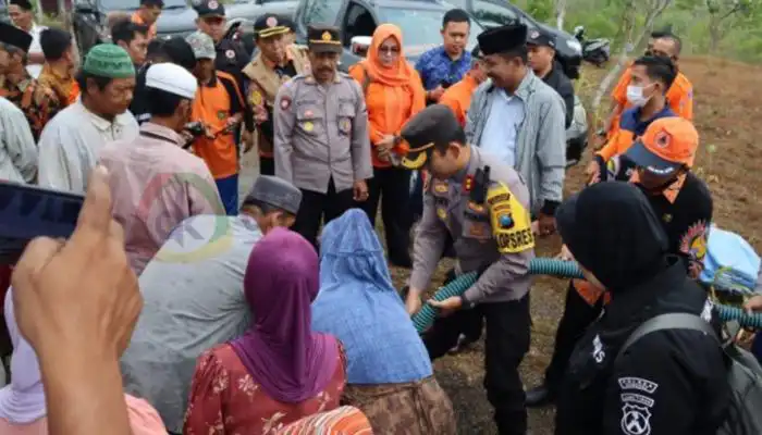 Distribusi air bersih kepada warga terdampak kekeringan di Batu Putih beberapa waktu lalu.