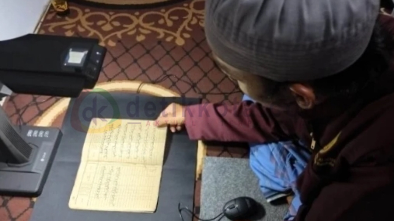 Proses digitalisasi manuskrip pendiri Ponpes Annuqayah Guluk-Guluk, Sumenep oleh tim Nahdlatut Turats.