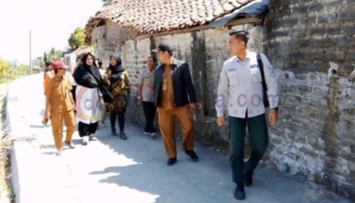 Tim ITN Malang mendatangi lokasi munculnya suara aneh di Dusun Tengah, Desa Moncek Tengah, Kecamatan Lenteng, Kabupaten Sumenep.