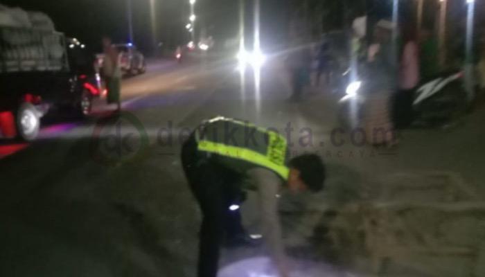 Petugas Unit Laka Lantas Polres Sumenep melakukan olah TKP di jalan nasional, Desa Ellak Daya, Kecamatan Lenteng.