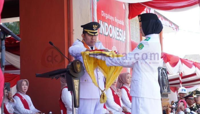 Bupati Sumenep, H. Achmad Fauzi Wongsojudo menyerahkan bendera dalam Upacara Detik-detik Proklamasi Kemerdekaan RI, di halaman Kantor Bupati setempat.