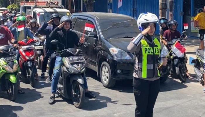 Petugas Satlantas Polres Sumenep beserta pengendara menyanyikan lagu Indonesia Raya, di simpang 4 Kota Sumenep.