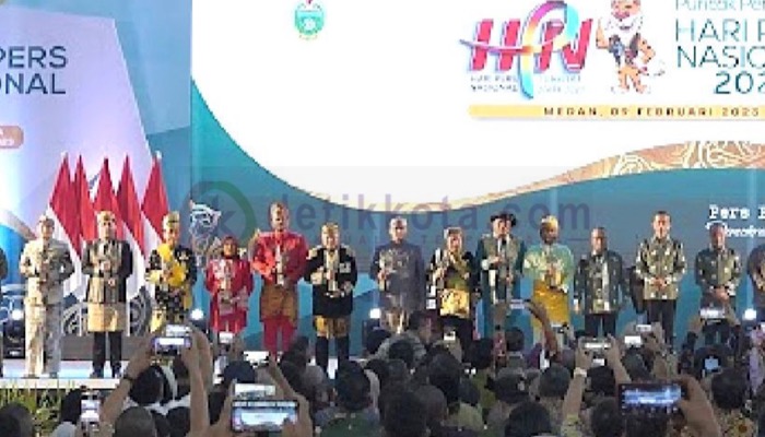 10 Bupati/Wali Kota menerima trofi Abyakta-AK-PWI Pusat pada puncak HPN 2023 di Medan, foto bersama Presiden Joko Widodo, Ketua Umum PWI Atal S. Depari.