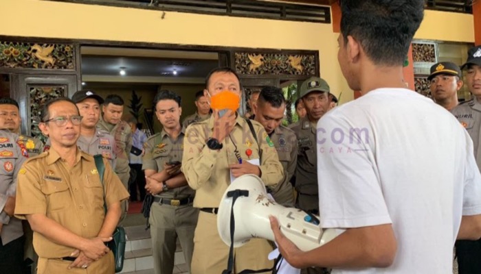 Sekretaris Daerah Kabupaten (Sekdakab) Sumenep, Edy Rasiyadi saat menemui Miftahul Arifin saat melakukan aksi tunggal di teras Kantor Bupati Sumenep.
