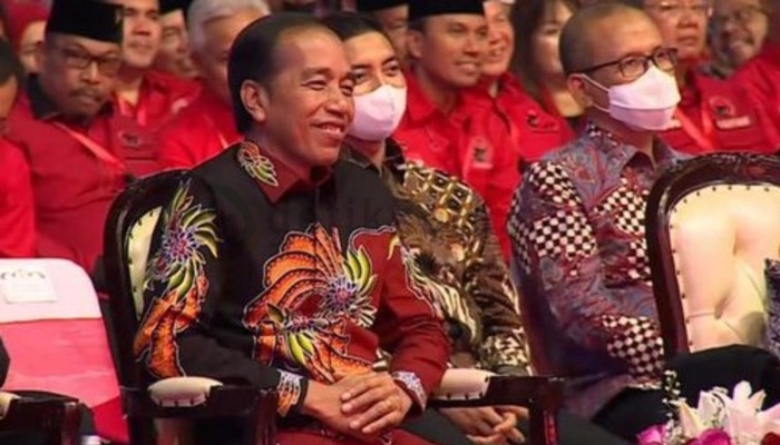 Presiden RI, Joko Widodo mengenakan batik Canteng Koneng dalam sebuah acara.