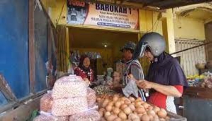 Salah seorang pedagang telur di Pasar Anom Baru Sumenep.