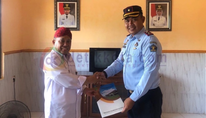 Kepala DKP2KB Sumenep, Agus Mulyono (kiri) dan Kepala Rutan Kelas IIB setempat, Ridwan Susilo.