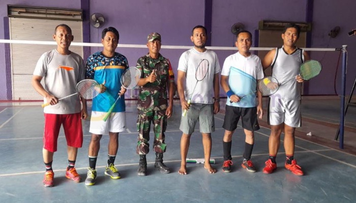 Peserta turnamen bulutangkis foto bersama Babinsa Sukajeruk di GOR Kafilah desa setempat.
