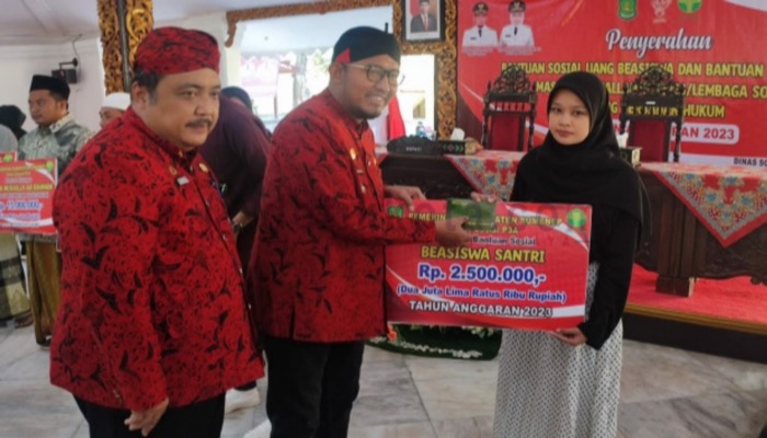 Bupati Sumenep, H. Achmad Fauzi Wongsojudo didampingi Kepala Dinsos P3A Achmad Dzilkarnain secara simbolik menyerahkan beasiswa santri kepada penerima di Pendopo Keraton.