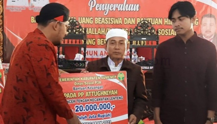 Bupati Sumenep, H. Achmad Fauzi Wongsojudo secara simbolis menyerahkan bantuan untuk masjid, musalla, pondok pesantren dan lembaga sosial kepada penerima di Pendopo Keraton.
